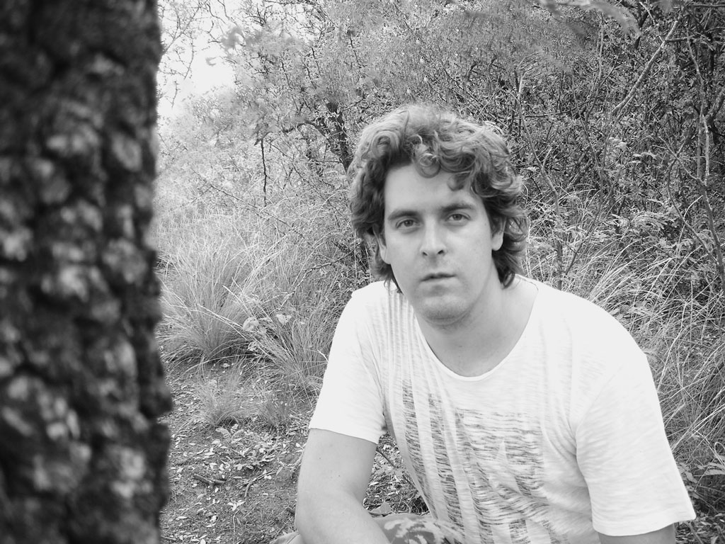 A la sombra de un hermoso Quebracho Blanco, haciendo una pausa en mi salida, en la Reserva Natural Parque San Martín. 

El ruido de las hojas y las ramas, que se quejan blandamente, me trae paz y tranquilidad. Dialogo con el árbol en silencio, escuchando su lenguaje místico. 
