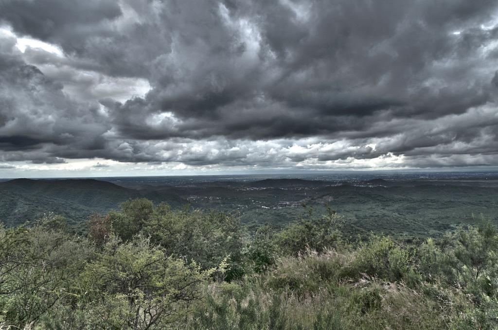 Abajo, a los pies de este cerro trepado por Orcos Quebrachos, la ciudad de la Calera se observa.

Esta ciudad debe su nombre a su actividad minera, que extrae la piedra caliza en canteras de cal y hornos que antaño ardían quemando bosque nativo como combustible.